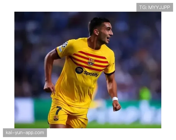 镜头聚焦:费兰-托雷斯罚入关键点球后,面向看台闭上双眼 镜头聚焦:费兰-托雷斯罚入关键点球后,面向看台闭上双眼