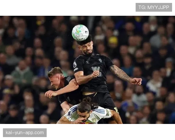 终场哨响,为保级拼尽全力的伯恩利球员在草坪上久久不愿起身 终场哨响,为保级拼尽全力的伯恩利球员在草坪上久久不愿起身